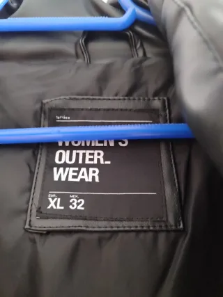 Chaleco acolchado negro con capucha