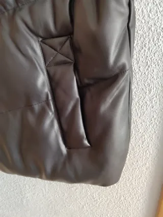 Chaleco acolchado negro con capucha