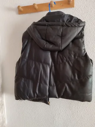 Chaleco acolchado negro con capucha