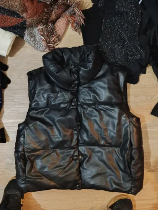 Chaleco acolchado efecto piel Zara