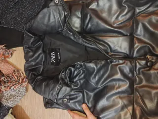 Chaleco acolchado efecto piel Zara