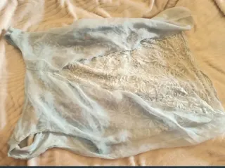 Blusa de encaje floral azul y blanco