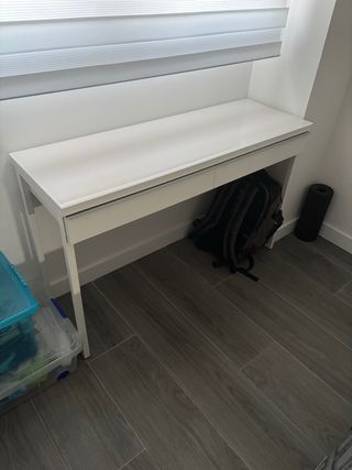 Scrivania bianca con cassetti e vetro