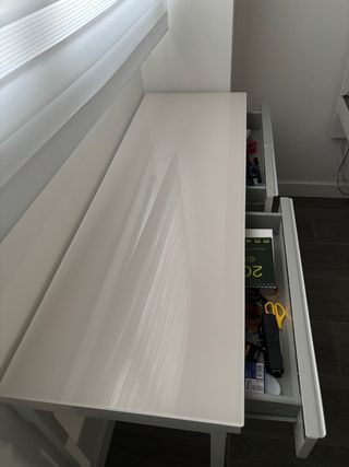 Scrivania bianca con cassetti e vetro