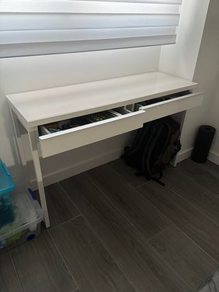 Scrivania bianca con cassetti e vetro