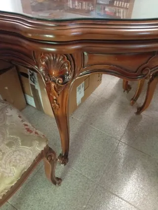Mesa de comedor y sillas de madera