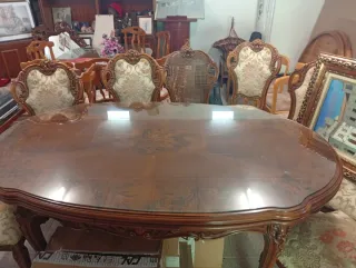 Mesa de comedor y sillas de madera