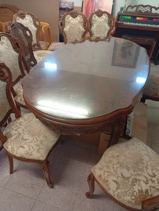 Mesa de comedor y sillas de madera