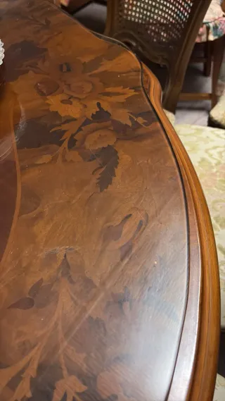 Mesa de comedor y sillas de madera