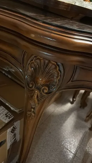 Mesa de comedor y sillas de madera