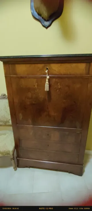 Mueble antiguo con incrustaciones