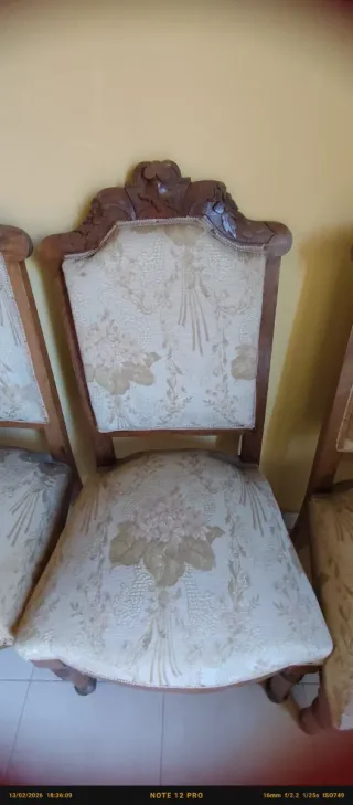 Mueble antiguo con incrustaciones