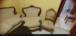 Mueble antiguo con incrustaciones