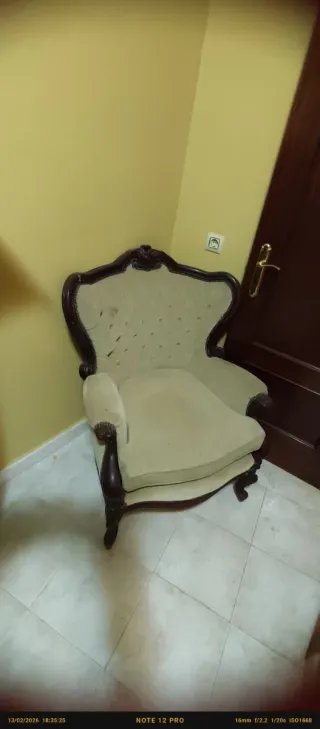 Mueble antiguo con incrustaciones