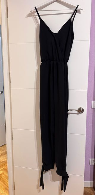 Mono negro largo con tirantes y lazos