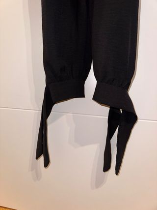 Mono negro largo con tirantes y lazos