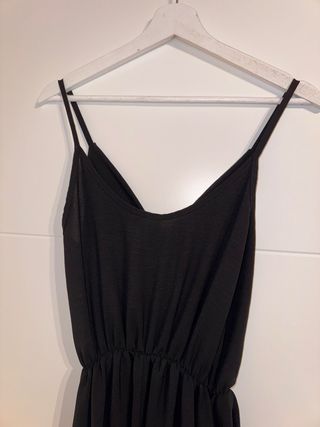 Mono negro largo con tirantes y lazos