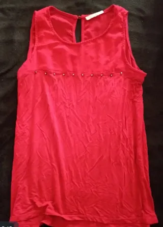 Blusa roja sin mangas con detalles