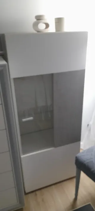 Vitrina de cristal y madera