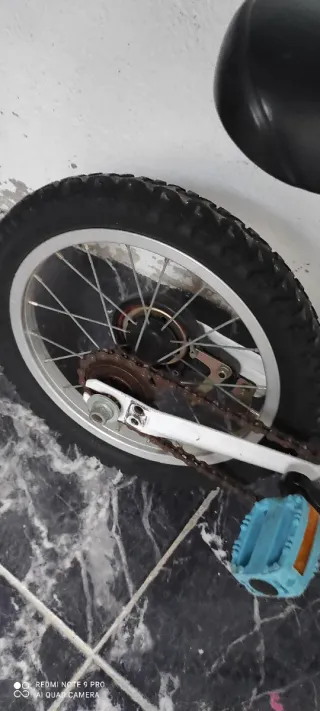 Bicicleta infantil blanca y azul