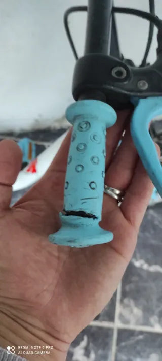 Bicicleta infantil blanca y azul