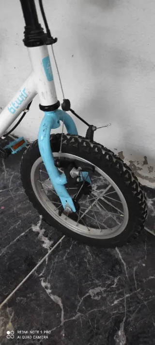 Bicicleta infantil blanca y azul