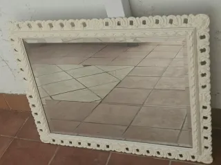 Specchio bianco per ingresso con cornice decorata