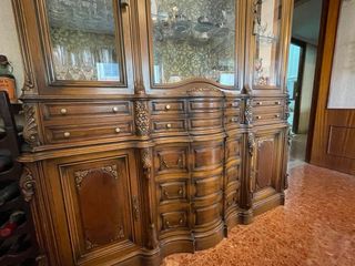 Vitrina antigua de madera y cristal