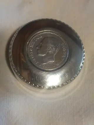 Pastillero o cajita de plata con moneda
