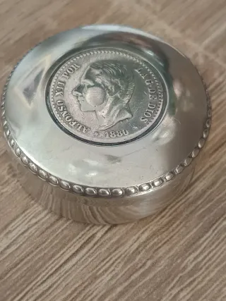 Pastillero o cajita de plata con moneda