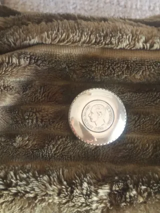Pastillero o cajita de plata con moneda