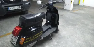 Vespa PK75 Scooter Negra y Dorada