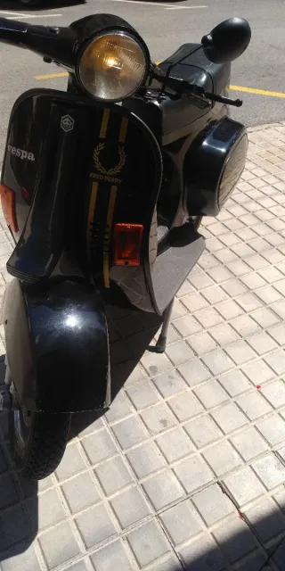 Vespa PK75 Scooter Negra y Dorada