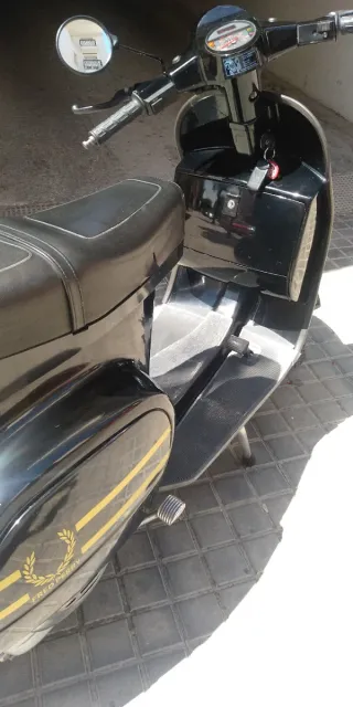 Vespa PK75 Scooter Negra y Dorada