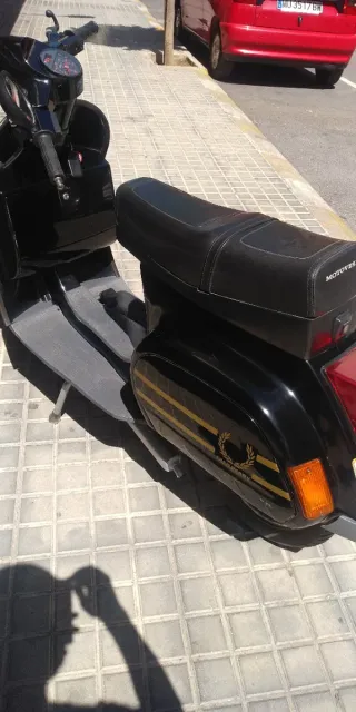 Vespa PK75 Scooter Negra y Dorada