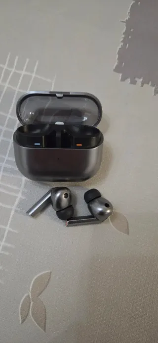 Auriculares Samsung Negros y Plateados