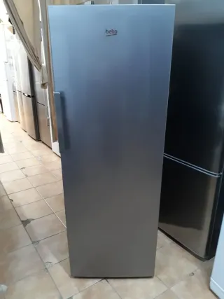 Solo Nevera marca Beko altura 1:70 cm ancho 60cm c