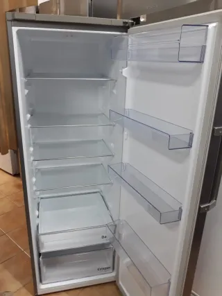 Solo Nevera marca Beko altura 1:70 cm ancho 60cm c