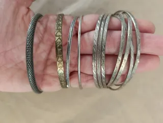 Lote  pulseras plateadas y doradas