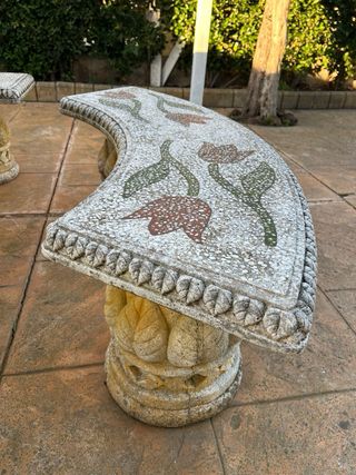 Mesa y 4 bancos de piedra ornamental