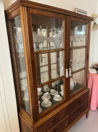 Vitrina antigua de madera y cristal