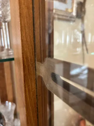 Vitrina antigua de madera y cristal