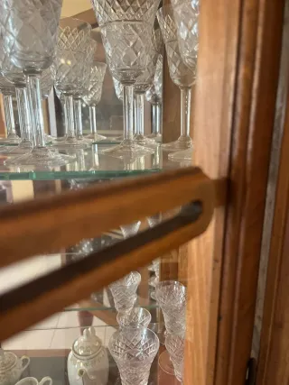 Vitrina antigua de madera y cristal