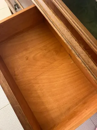 Vitrina antigua de madera y cristal