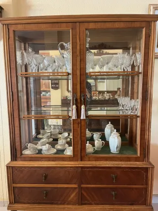 Vitrina antigua de madera y cristal