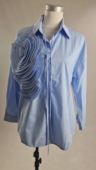 Blusa con flor azul