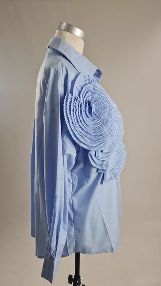Blusa con flor azul