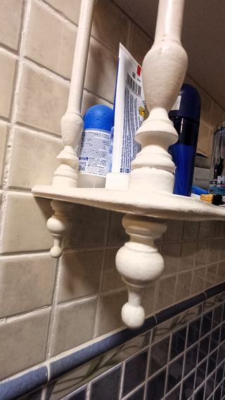 Estantería de madera blanca