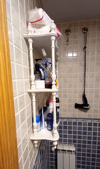 Estantería de madera blanca