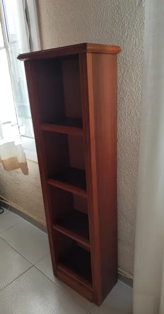Elegante estantería de madera 130x40x23